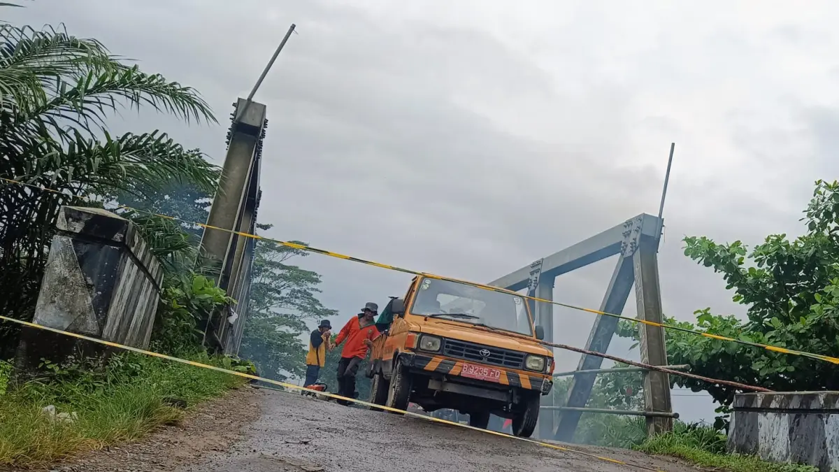Perbaikan Jembatan Kapten Mulyono Sampit, Senin (27/4 /2026). Petugas terkait ketahanan jembatan hanya bertahan 2-3 bulan setelah diperbaiki. (Usay Nor Rahmad/Radar Sampit) 