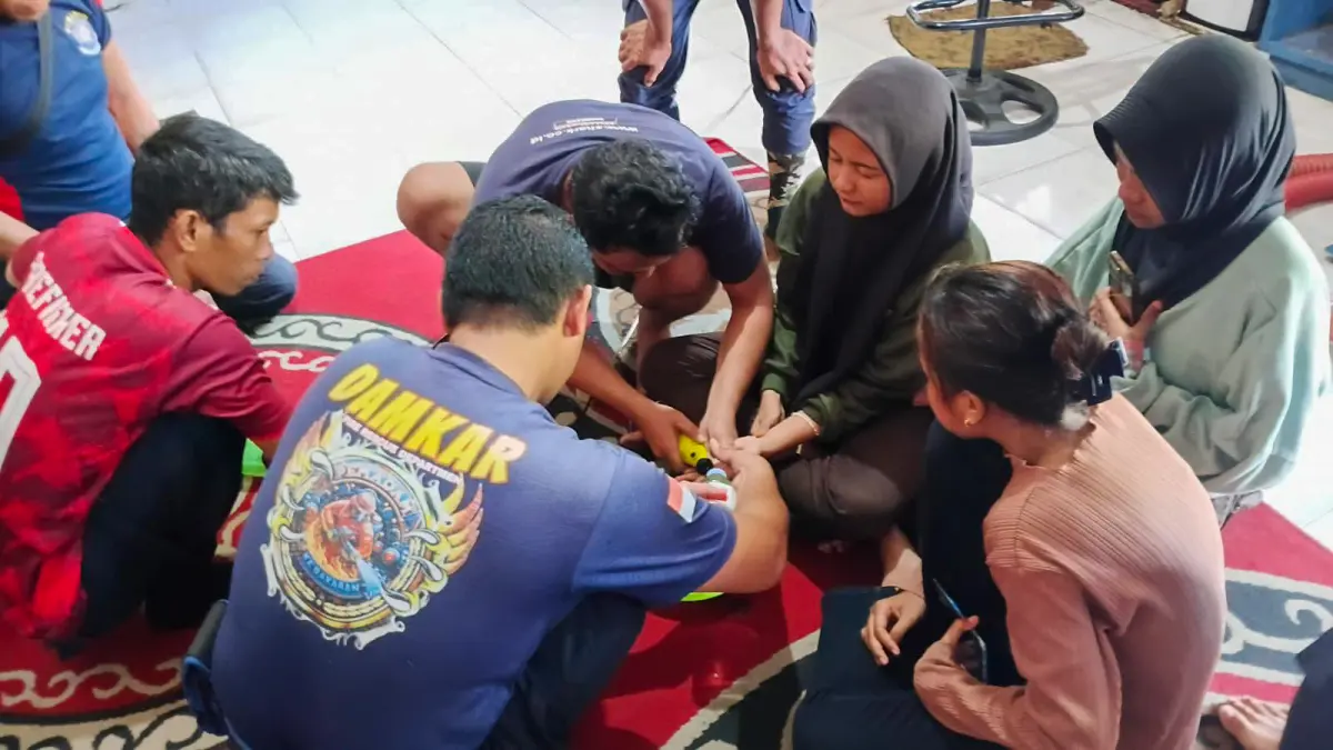 Personel Damkar Seruyan berhasil mengevakuasi cincin yang tersangkut di jari seorang warga dalam operasi human rescue, Senin (27/4) sore. (rifani/radar sampit) 