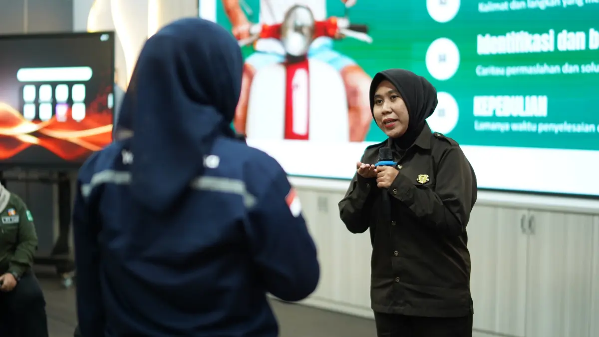 Petugas frontliner PLN praktik upskilling pelayanan yang ramah, responsif, dan menyentuh hati pelanggan. (pln kalselteng)