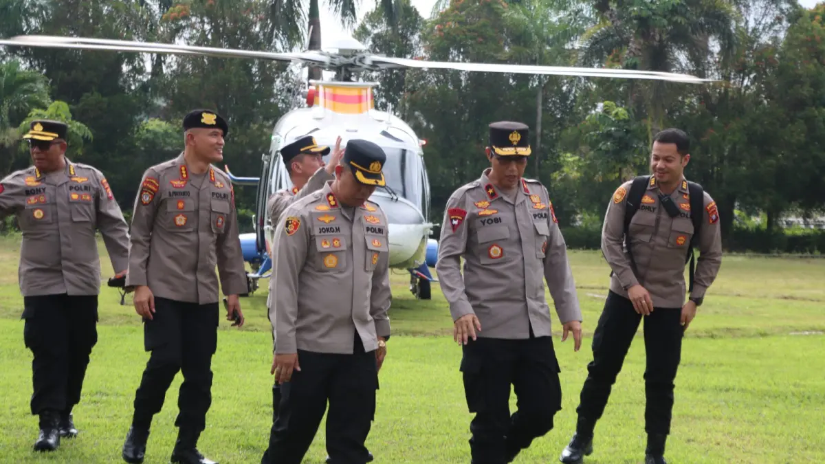Rombongan Wakapolda Kalteng saat mendarat di Kabupaten Lamandau, Selasa (28/4).(ria/radarsampit)