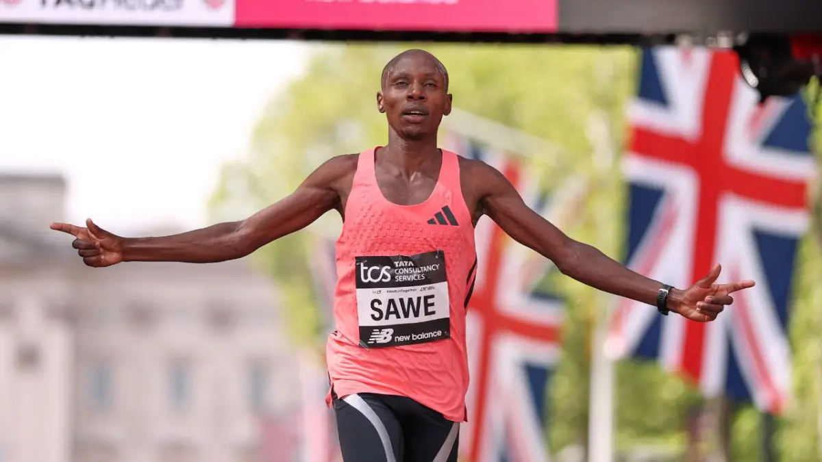 Sabastian Sawe saat memasuki garis finish London Marathon 2026. (int)