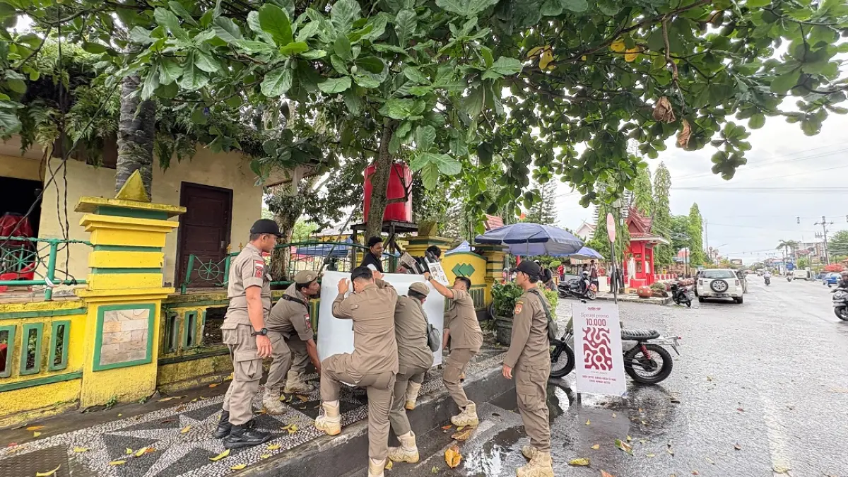 Satpol PP Kotawaringin Barat melakukan penertiban pedagang kaki lima di depan alun-alun Istana Kuning, Kelurahan Raja, Kecamatan Arsel, Senin 27 April 2026. (SATPOL PP/RADAR SAMPIT)

&nbsp;