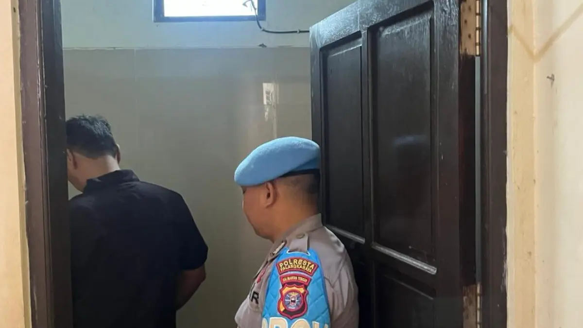 Seorang personel kepolisian Polresta Palangka Raya, saat diminta mengumpulkan urine untuk dilakukan tes narkoba, Selasa (28/4).(dodi/radarsampit)