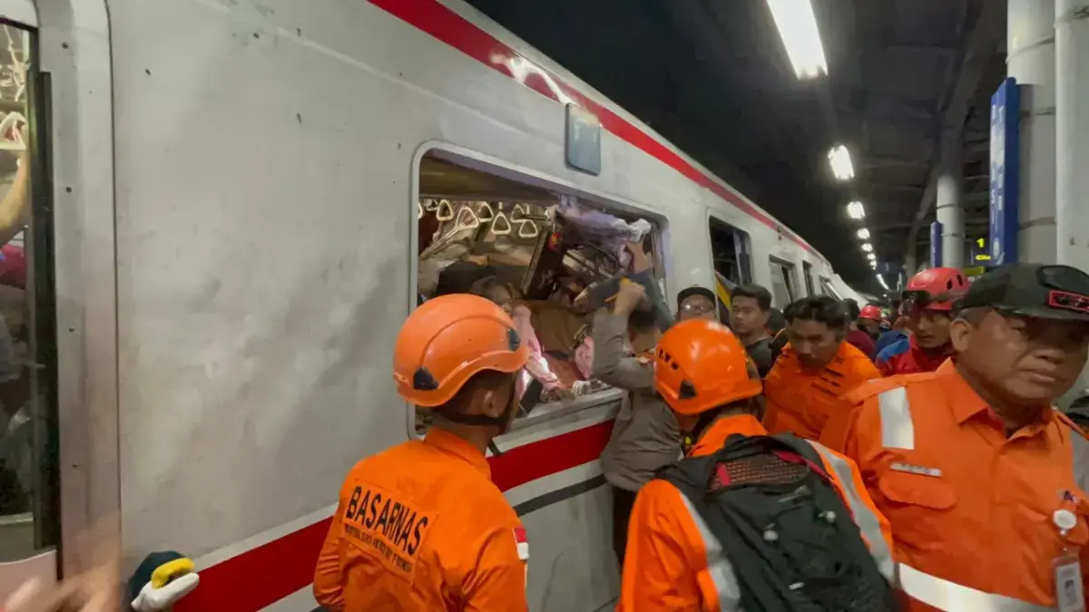 Tim Basarnas melakukan evakuasi korban kecelakaan KA Argo Bromo Anggrek dan KRL di Stasiun Bekasi TImur. (Basarnas)