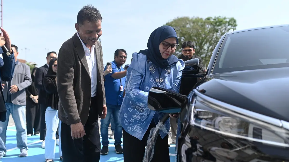 Wali Kota Banjarbaru Hj Erna Lisa Halaby saat mencoba melakukan pengisian ulang salah satu mobil listrik di SPKLU Ultra Fast Charging pertama di Kalimantan yang berlokasi di QMall Banjarbaru. (Foto: PLN Kalselteng) 