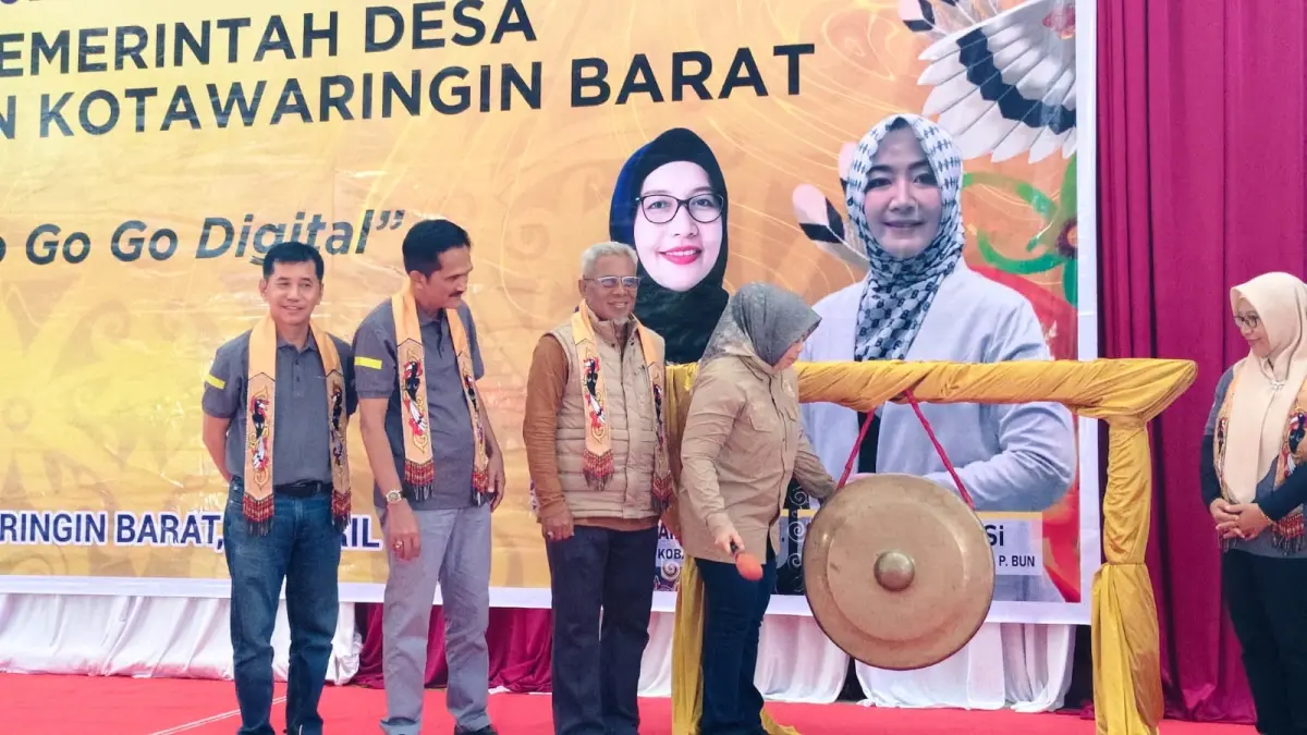 Bupati Kobar Hj. Nurhidayah saat meluncurkan transaksi keuangan non tunai bagi seluruh pemerintah desa. (syamsudin/radar sampit)
