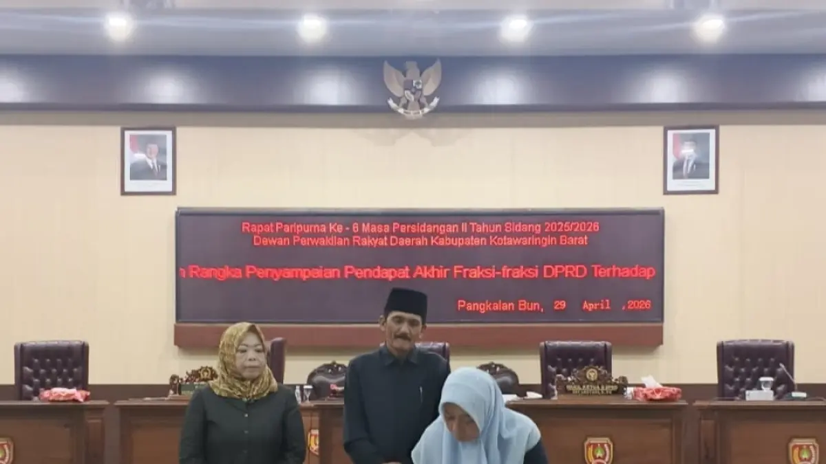 DPRD dan Pemkab Kotawaringin Barat menandatangani penetapan ranperda menjadi perda para Rapat Paripurna. (SYAMSUDIN/RADAR SAMPIT)  &nbsp;
