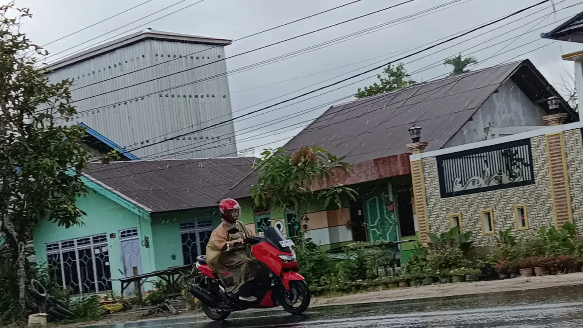 Hujan di sejumlah wilayah di Sampit, Kabupaten Kotawaringin Timur, Rabu (29/4/2026). (Usay Nor Rahmad/Radar Sampit)&nbsp;