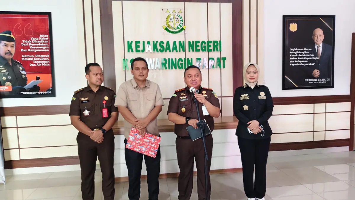 Kajari Kotawaringin Barat, Nurwinardi saat pres rilis terkait vonis 4 terdakwa kasus korupsi pabrik tepung ikan di Kumai, Kabupaten Kotawaringin Barat, Kalteng, Rabu (29/4/2026) (Syamsudin/Radar Sampit)