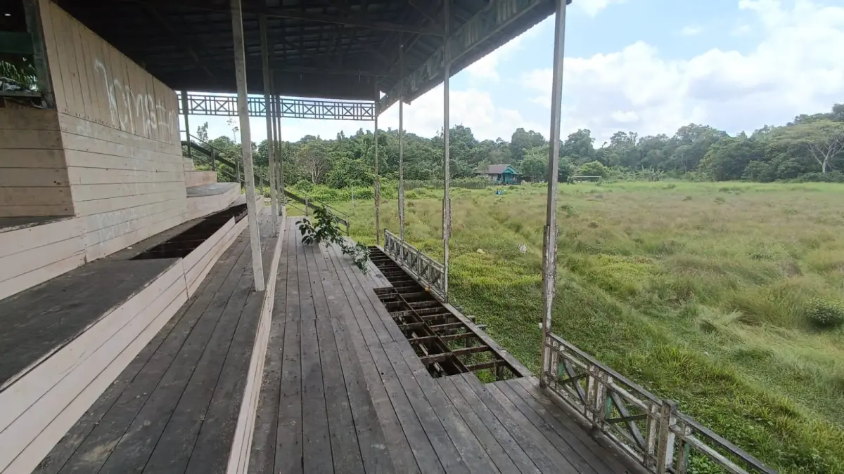 Kondisi tribun Lapangan Sepak Bola Mentaya Seberang memprihatinkan, kayu-bayu banyak dicuri maling. (Usay Nor Rahmad/Radar Sampit)&nbsp;