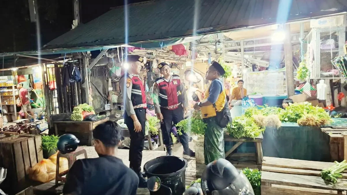 PATROLI : Personel Samapta Polres Kotim melaksanakan patroli Kamtibmas di pasar tradisional Jalan MT Haryono, Sampit, Selasa (28/4/2026) malam. FOTO: POLRES KOTIM/RADAR SAMPIT