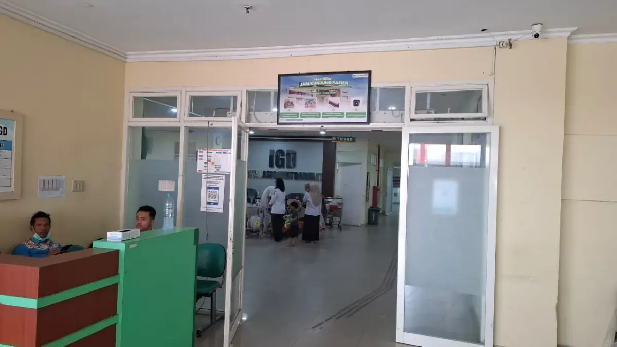PENGANIAYAAN BERAT : Seorang warga asal Desa Tanjung Jorong, Kecamatan Parenggean, Kotim, dilarikan ke rumah sakit Dr Murjani, Rabu (29/4) pagi. FAHRY/RADAR SAMPIT