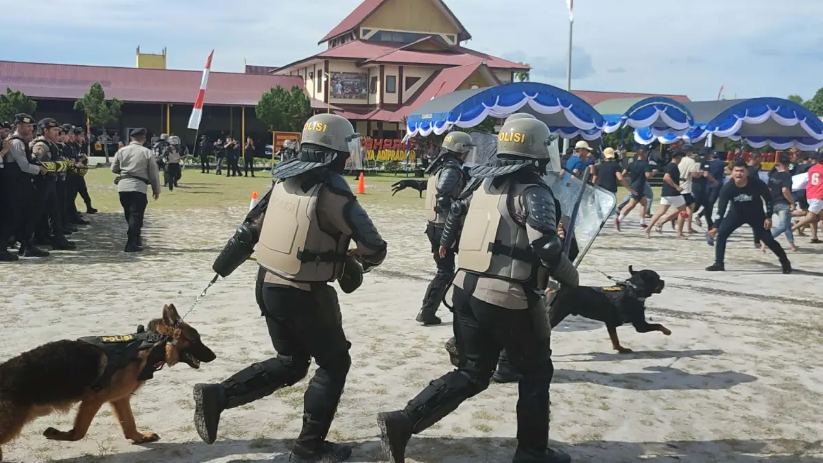 Personel Polda Kalteng saat melakukan simulasi penanganan massa sebagai persiapakan pengamanan Hari Buruh Internasional (May Day) 2026.(dodi/radarsampit)