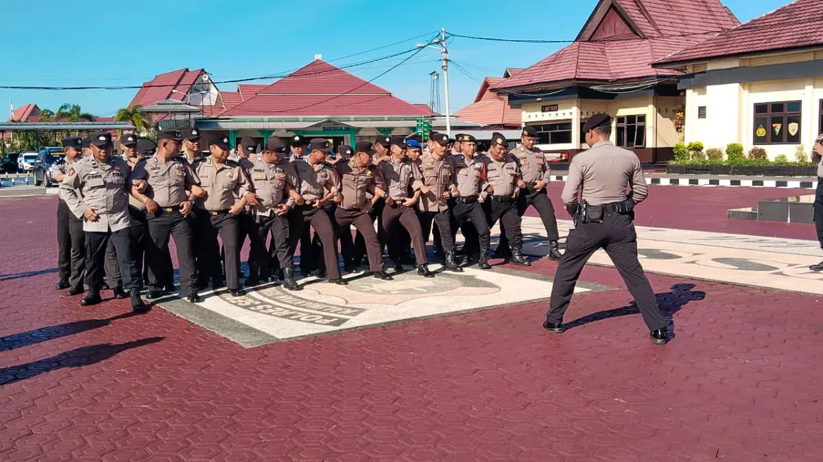 Personel Satsamapta Polres Seruyan saat mengikuti latihan peningkatan kemampuan Dalmas di halaman Mako Polres Seruyan, Selasa (28/4). (rifani/radar sampit)
