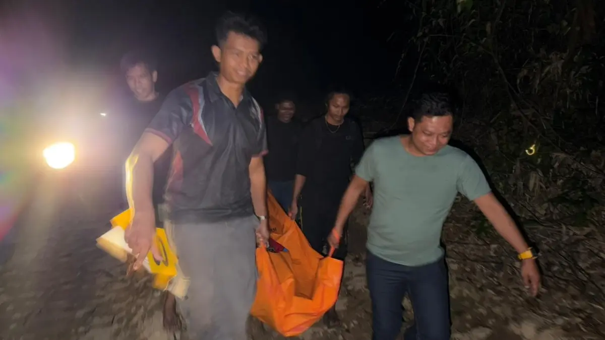 Proses evakuasi jasad DW alias Dino yang ditemukan gantung diri oleh warga, di Desa Tanjung Beringin, Kecamatan Lamandau, Kabupaten Lamandau, Selasa (28/4) malam. (istimewa/reskrim Polres Lamandau)