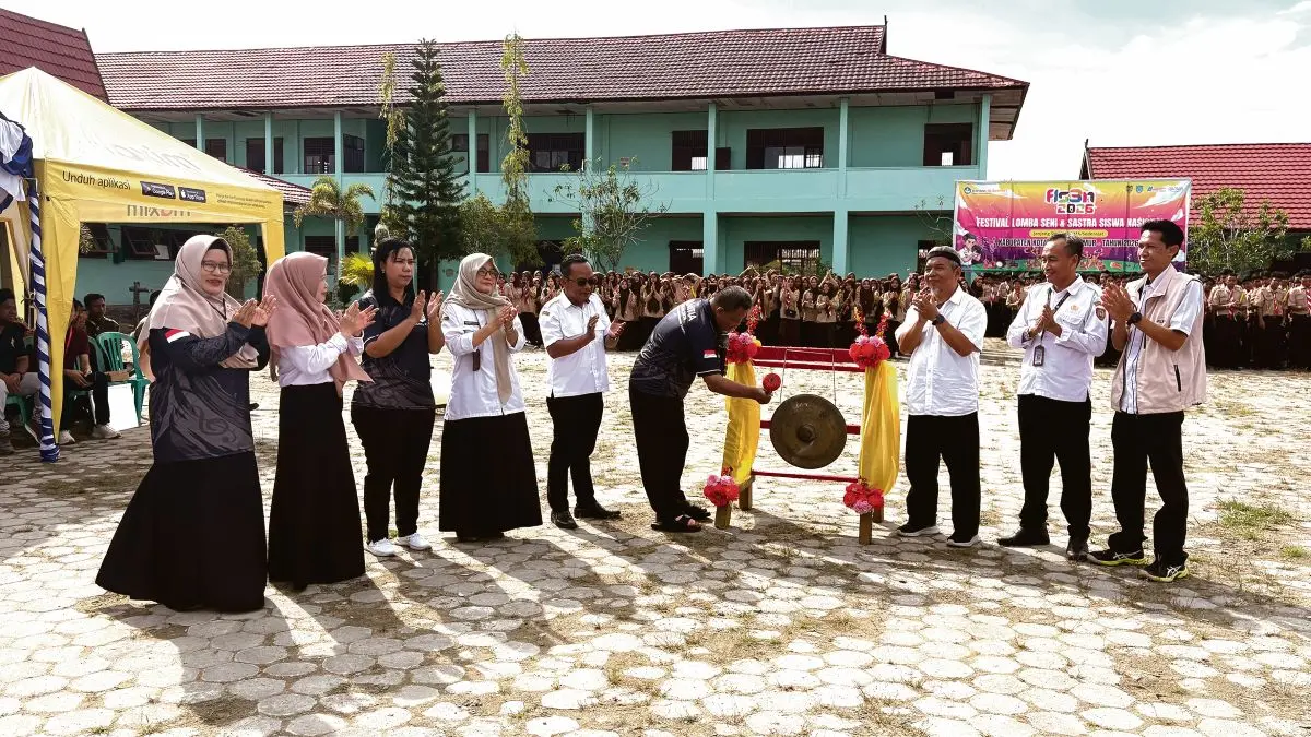 RESMI DITUTUP: Pelaksana kegiatan FLS3N tingkat pelajar SMA/SMK/MA sederajat se-Kabupaten Kotim resmi ditutup dan ditandai dengan pemukulan gong Kepala SMAN 3 Sampit Mulyadi, Rabu (29/4/2026). FOTO: YUNI/RADAR SAMPIT
