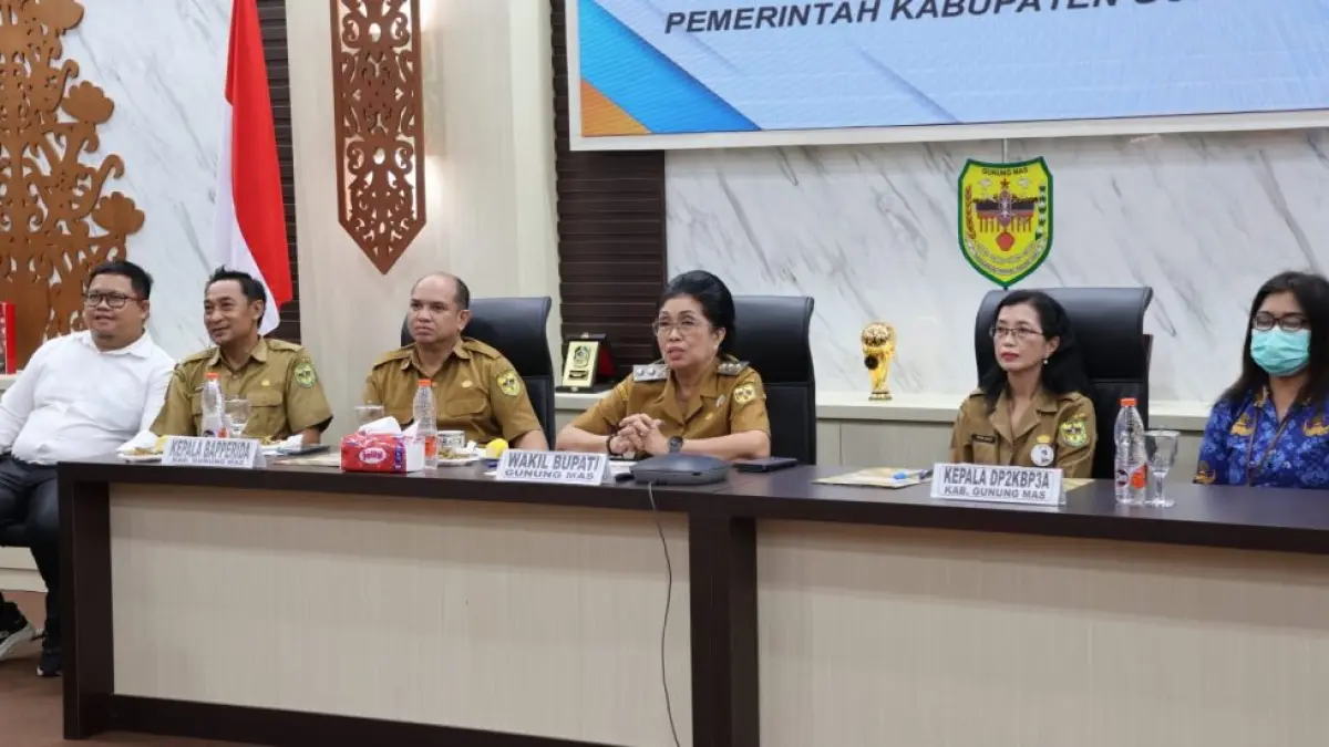 Suasana pemaparan laporan penilaian kinerja pelaksanaan percepatan penurunan stunting tahun 2025, di ruang rapat lantai 1 kantor bupati, Senin (27/4). (DISKOMINFO SANTIK FOR RADAR SAMPIT)