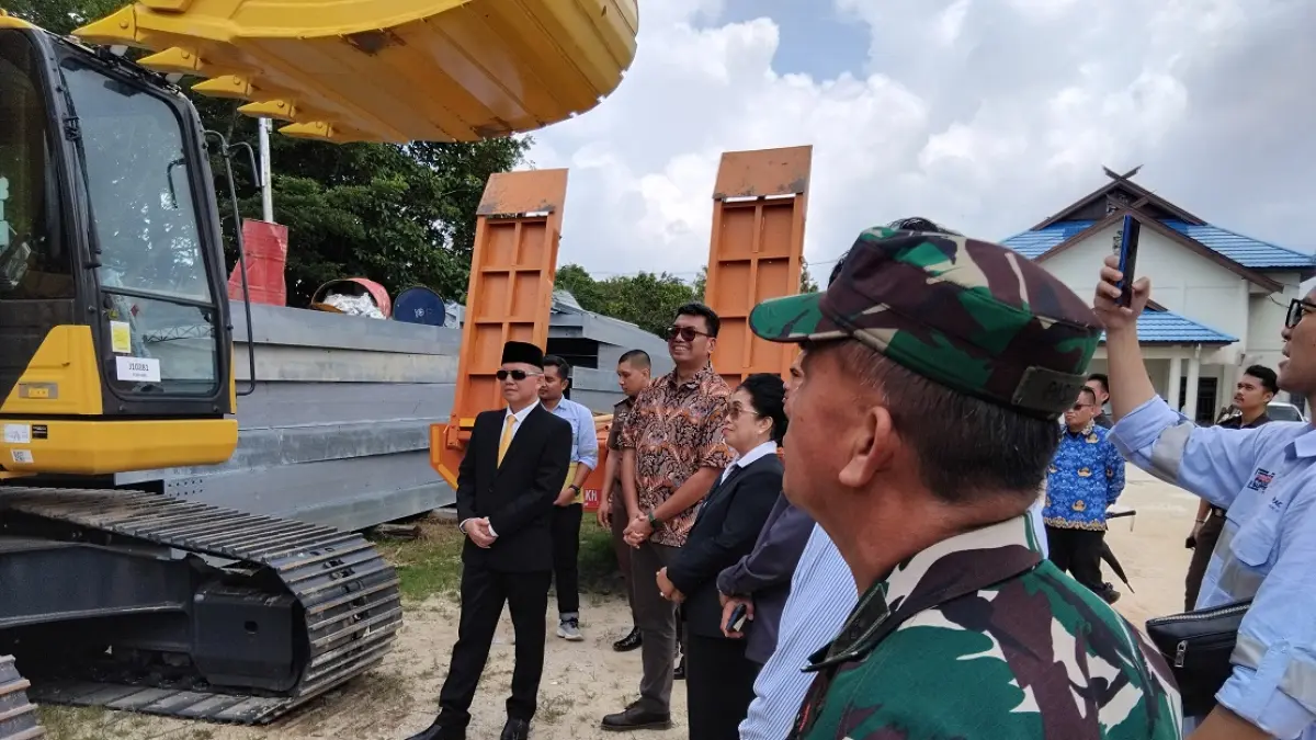 Suasana peninjauan satu set alat berat di halaman kantor dinas pekerjaan umum setempat, Senin (27/4). (arham/radar sampit) 