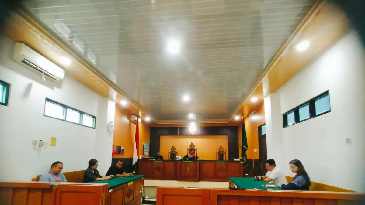 Suasana persidangan praperadilan atas penetapan tersangka YL, terkait dugaan tipikor dana Pascasarjana UPR, belum lama tadi. (dok/radarsampit)