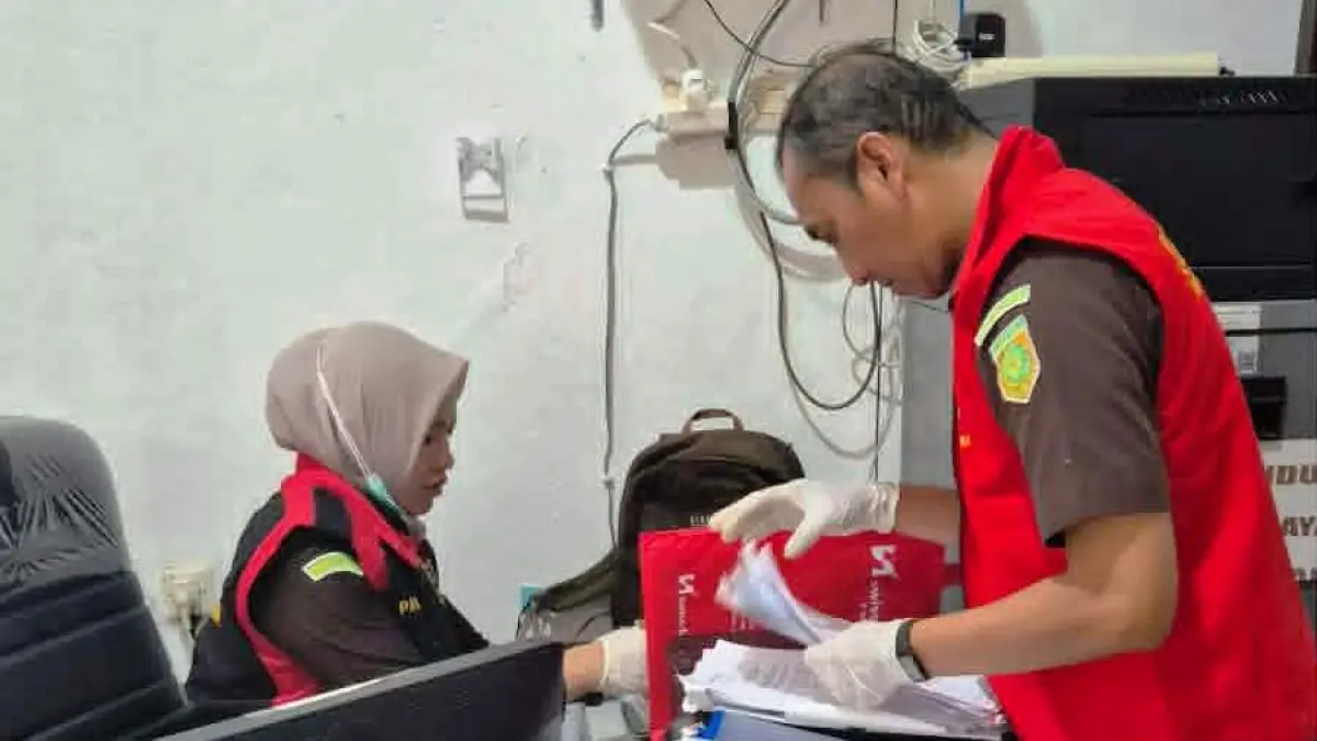 Tim Kejari Palangka Raya saat mencari barang bukti di Kantor KPU setempat, Selasa (28/4).(istimewa/Kejari Palangka Raya)