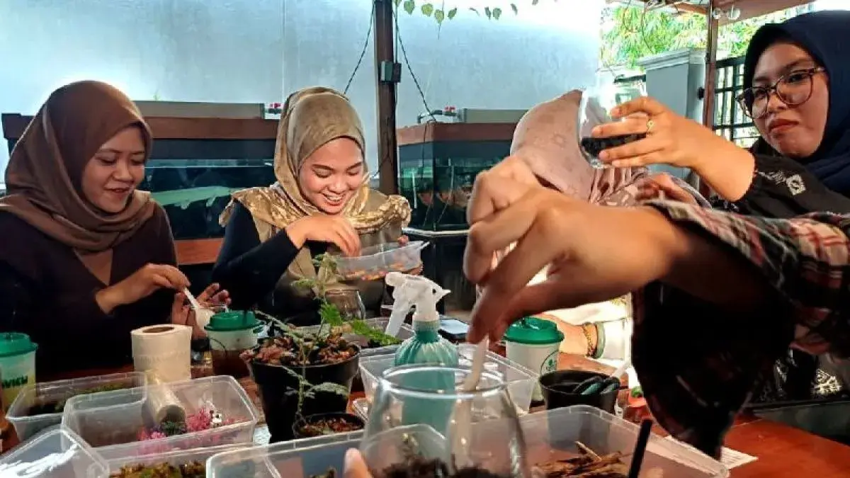 Warga di Sampit antusias mengikuti workshop terrarium yang digelar Borneo Aquatic, Minggu (26/4/2026). ANTARA