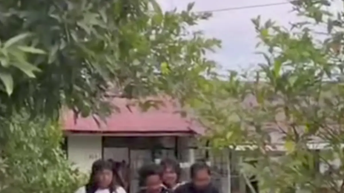 Aparat Kepolisian saat menggiring pelaku pembacokan di Pasar Kereng Pangi saat kabur ke Palangka Raya. (Warga/Radar Sampit)