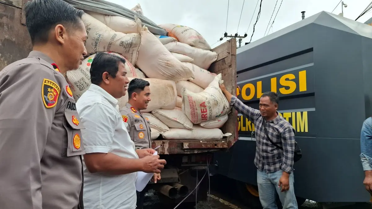 BARANG BUKTI : Kapolres Kotim AKBP Resky Maulana Zulkarnain mengecek barang bukti truk berisi pupuk subsidi yang hendak diselundupkan, Kamis (30/4/2026). FOTO: FAHRY/RADAR SAMPIT
