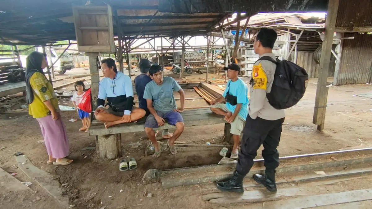 Bhabinkamtibmas Polsek Pahandut menyambangi pemilik usaha bansaw di kawasan Pahandut Seberang, Kamis (30/4). (dodi/radar sampit)