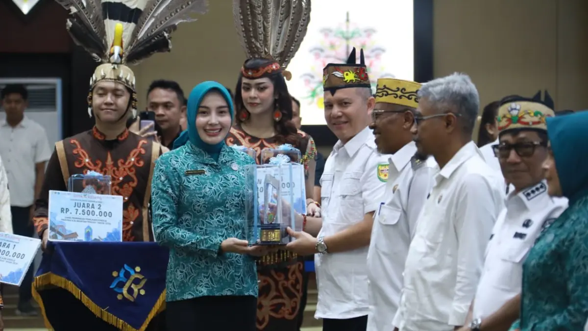 Bupati Gumas Jaya Samaya Monong saat menerima penghargaan dari Ketua TP-PKK Kalteng Aisyah Thisia Agustiar Sabran, Rabu (29/4). &nbsp;(foto: protokol pemkab gunung mas) &nbsp;