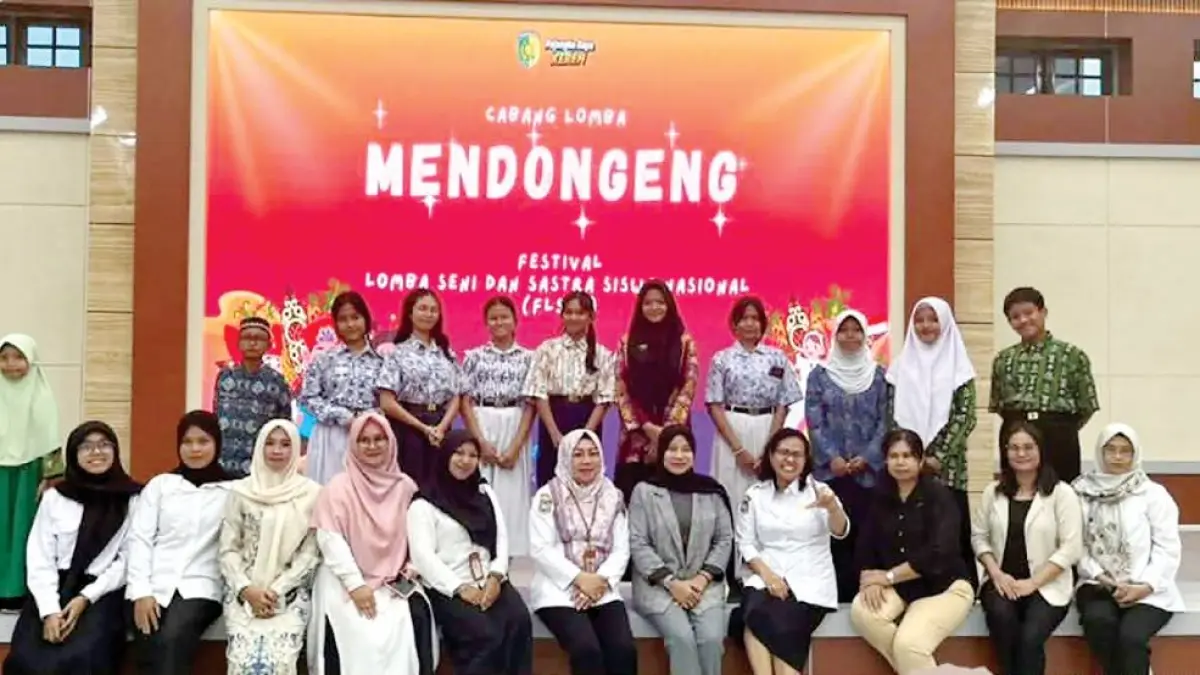 FOTO BERSAMA: Panitia dan peserta Festival Lomba Seni dan Sastra Siswa Nasional (FLS3N) jenjang SD/MI/sederajat dan SMP/MTs/sederajat, cabang lomba mendongeng berfoto bersama disela-sela acara. FOTO: IST/RADAR SAMPIT