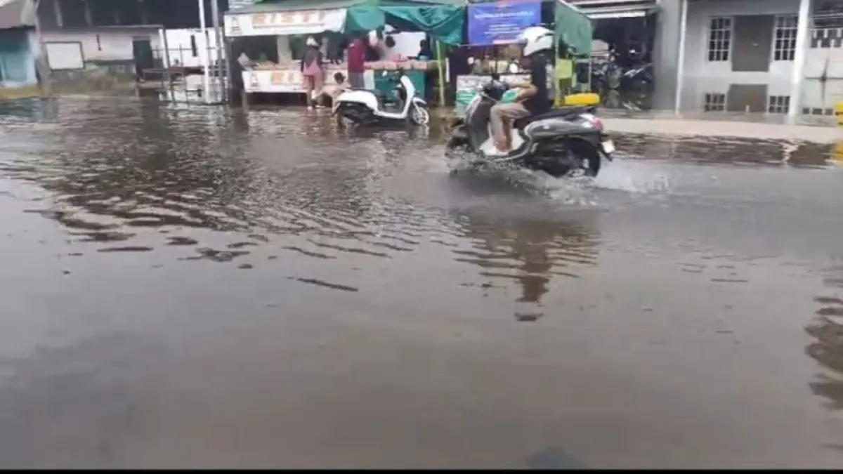 Genangan air di Jalan Cristopel Mihing Sampit, akibat hujan deras dan buruknya drainase di sejumlah titik, Kamis siang (30/4/2026). (Oes/Radar Sampit)