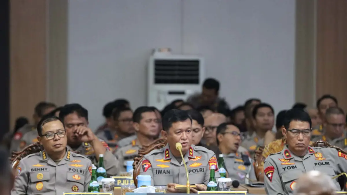  Kapolda Kalimantan Tengah Irjen Pol Iwan Kurniawan (tengah)