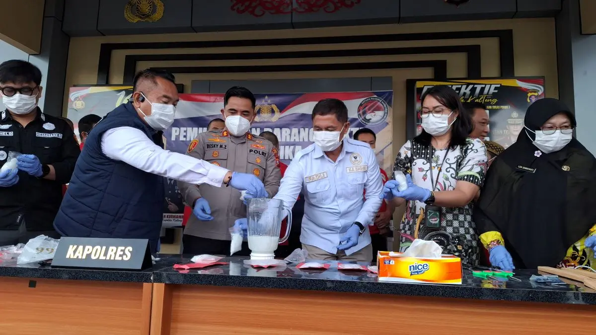 NARKOBA : Kapolres Kotim AKBP Resky Maulana Zulkarnain dan Kepala BNNK Kotim M Fadli memusnahkan barang bukti sabu seberat 1 kilogram di Mapolres Kotim, Kamis (30/4/2026). FOTO: FAHRY/RADAR SAMPIT