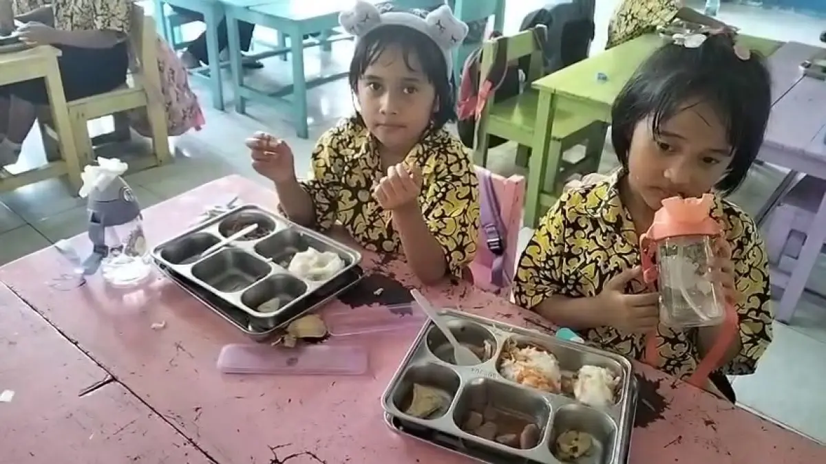 Para peserta didik menyantap porsi MBG yang telah disediakan, di salah satu SD di Kecamatan Mihing Raya, Kamis (30/4). &nbsp;(foto: humas polres gunung mas)
