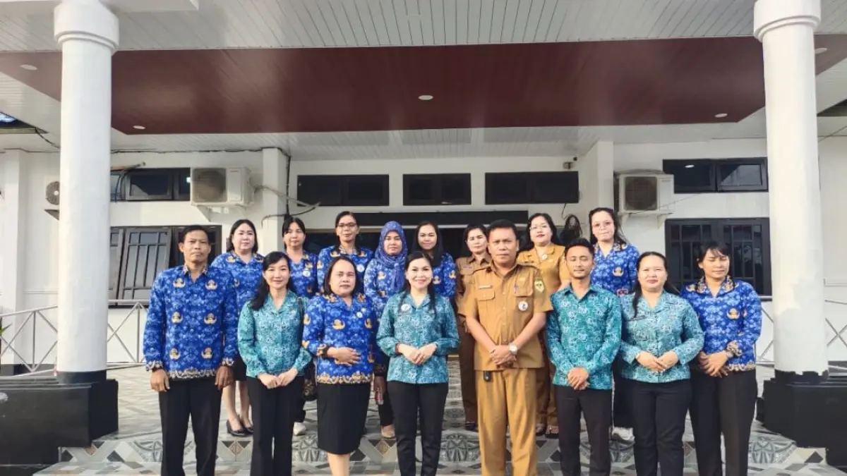Pengurus TP-PKK saat berfoto bersama dengan pegawai disdikpora, setelah melaksanakan audiensi, Selasa (28/4). (foto: tp-pkk gunung mas)