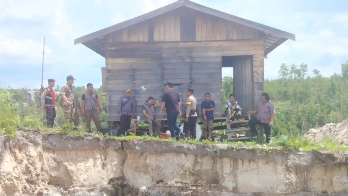 Personel Polres Gumas saat memberikan edukasi kepada masyarakat terkait aktivitas peti, di Jalan Soekarno, Kota Kuala Kurun, Rabu (29/4). (humas polres gunung mas)

