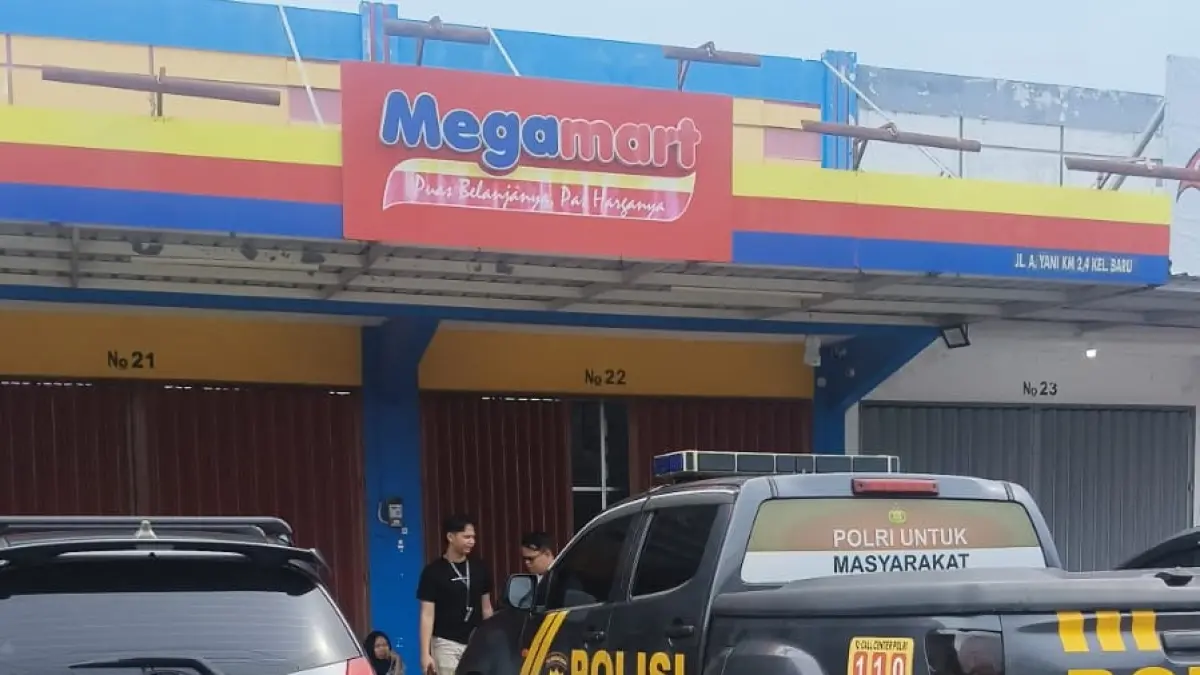 Personel Satreskrim Polres Kobar  bersama Inafis saat berada di Megamart untuk olah TKP, Kamis 30 April 2026. (tyo/radar sampit)