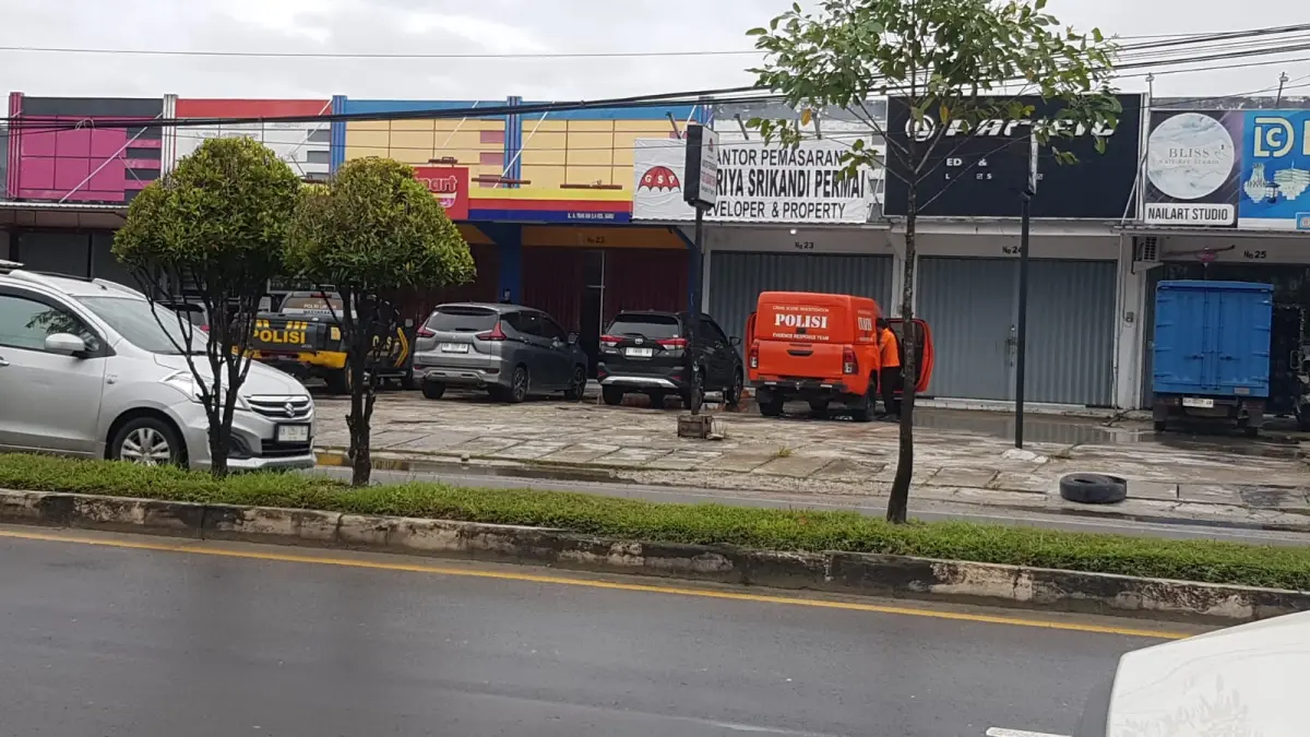 Personel Satreskrim Polres Kobar  bersama Inafis saat berada di Megamart untuk olah TKP, Kamis 30 April 2026