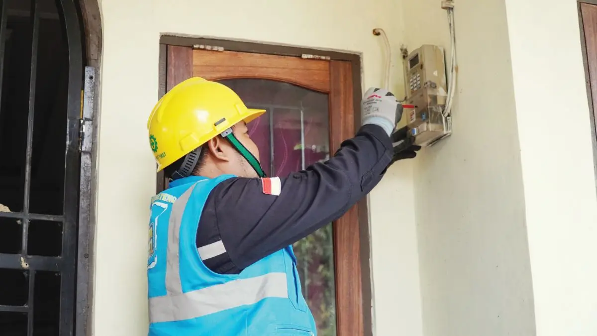 Petugas PLN Kalselteng melakukan penggantian MCB, proses tambah daya salah satu pelanggan.