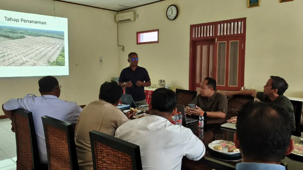 PT Indotruba Tengah (ITH) menggelar sosialisasi dan edukasi kebun kemitraan berbasis program Fasilitas Pembangunan Kebun Masyarakat Sekitar (FPKMS) untuk Desa Pembuang Hulu II dan Desa Derangga, Kecamatan Hanau, Kabupaten Seruyan. (dok.PT ITH)
