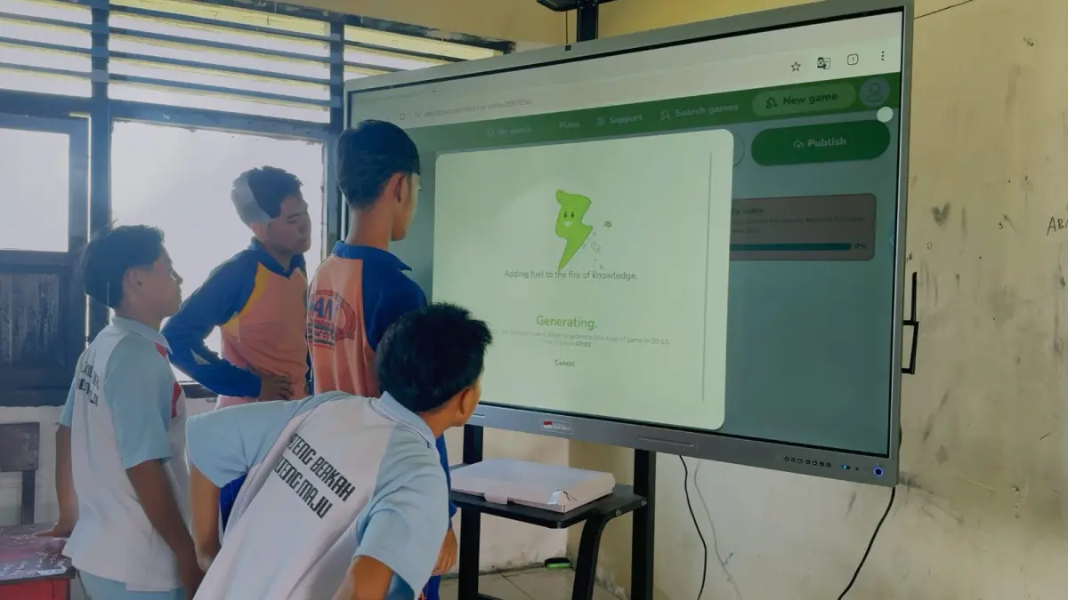 REVOLUSI KONSELING: Empat siswa SMAN 1 MHS antusias berinteraksi dengan Interactive Flat Panel untuk membuat game edukasi berbasis AI sebagai mitra belajar. (NORHIDAYAH FOR RADAR SAMPIT)