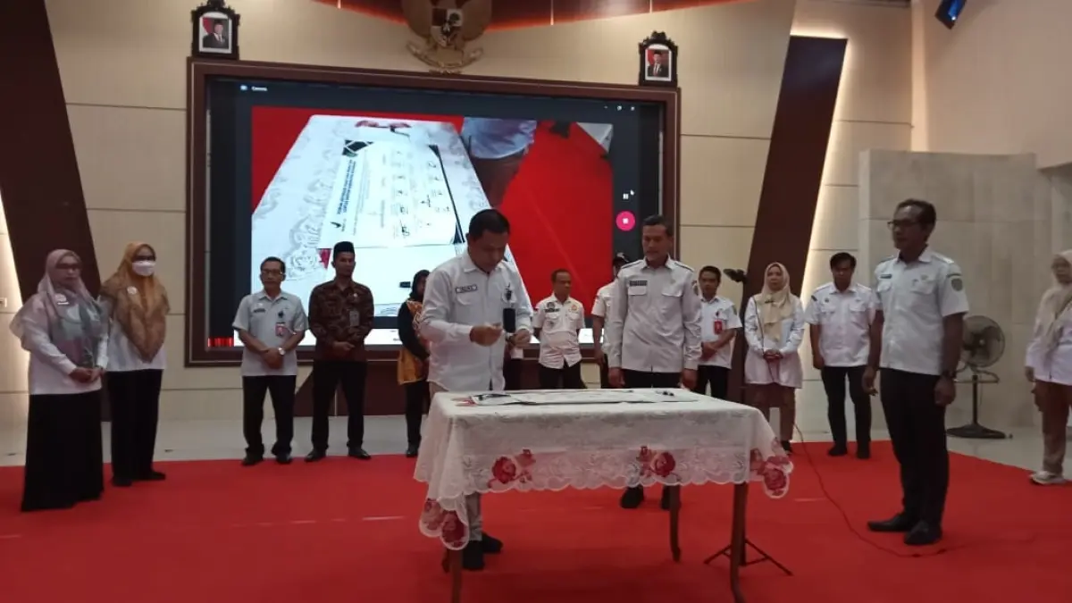 Sekda Sukamara Sunardi bersama LPOM Kobar saat penandatanganan komitmen bersama program keamanan pangan.&nbsp; (FAUZIANNUR/RADAR SAMPIT)