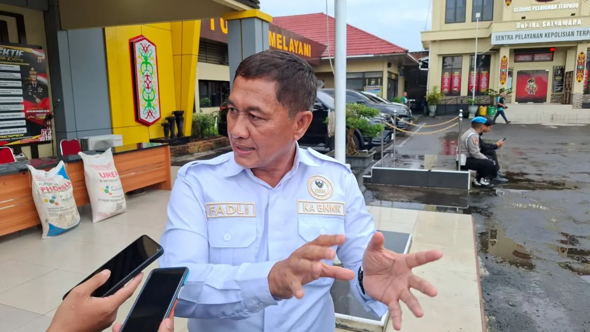 WAWANCARA: Kepala BNNK Kotim AKBP M Fadli saat diwawancara awak media di Mapolres Kotim, Kamis (30/4/2026). FOTO: FAHRY/RADAR SAMPIT