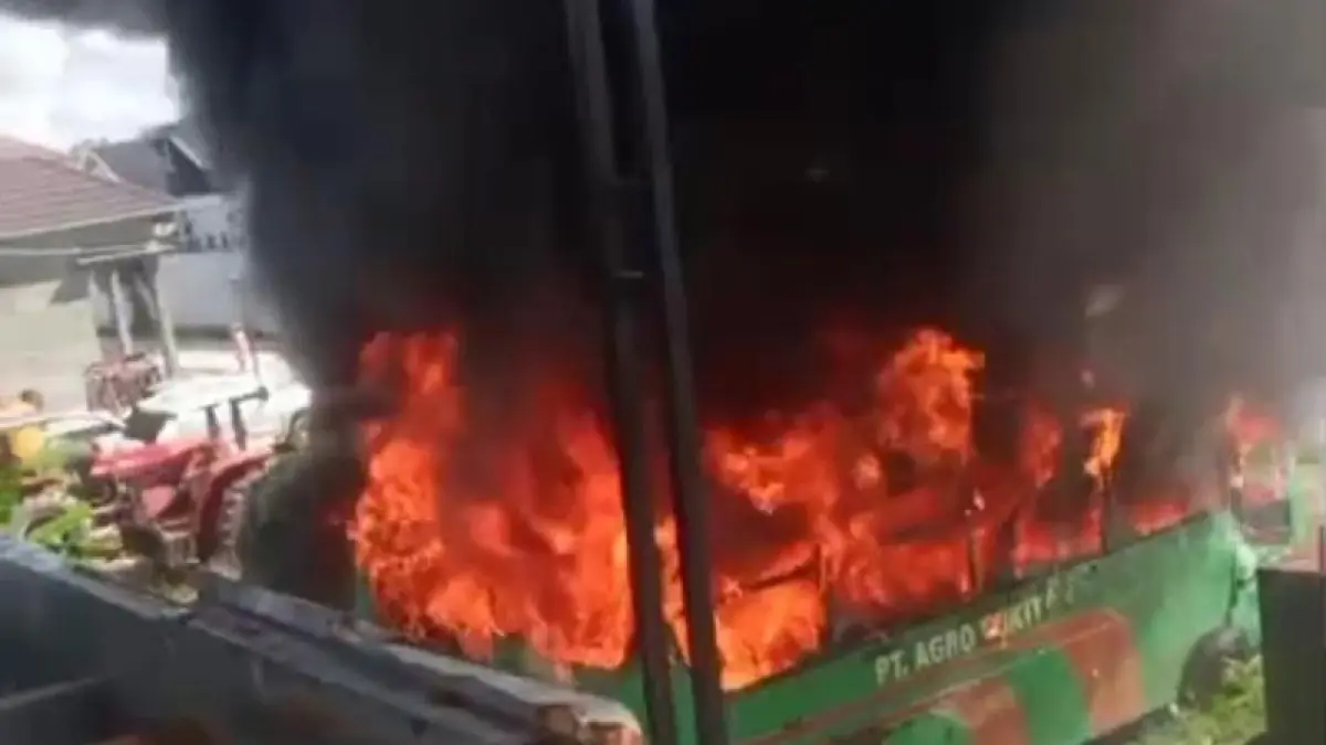 Dua unit bus sekolah terbakar di Jalan Hj Ikap, Kecamatan Mentawa Baru Hilir, Kabupaten Kotawaringin Timur, Jumat (1/5/2026) sekitar pukul 14.25 WIB.