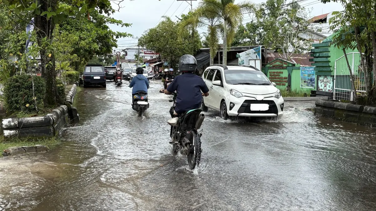 Genangan air di salah satu sudut Kota Sampit, setelah hujan lebih dari 3 jam, Kamis (30/4).(dok/yuni/radarsampit)