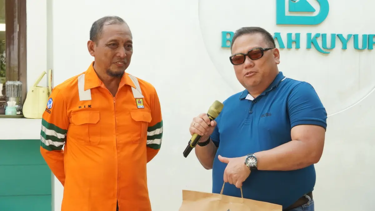 GM PLN UID Kalselteng, Iwan Soelistijonon, saat bersama salah satu personel PDKB yang ikut serta dalam kegiatan GAES di Pangkalan Bun. Ia mengapresiasi mereka yang telah melakukan pekerjaan dengan tuntas dan aman.(ist)