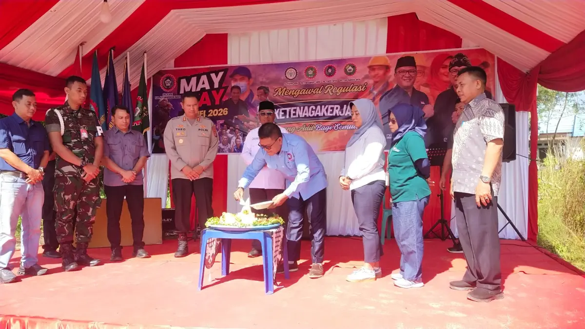 Hari buruh para pekerja di Kobar pilih syukuran dan potong tumpeng sebagai ucapan syukur (syamsudin/Radar Sampit)