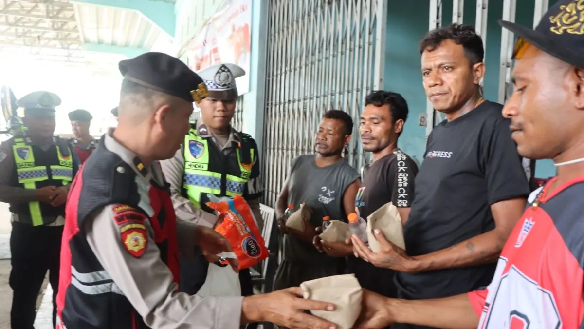 MAY DAY : Suasana pembagian nasi bungkus gratis kepada para pekerja di hari buruh internasional, Jumat (1/5/2026). FOTO : HUMAS POLRES GUMAS/RADAR SAMPIT