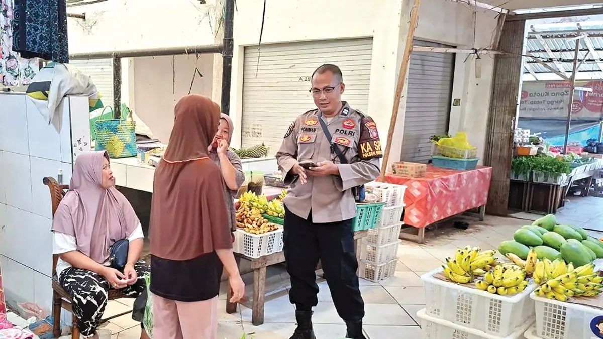 PATROLI : Personel Polsek Bukit Batu melaksanakan patroli Kamtibmas di Pasar Tangkiling, Jumat (1/5/2026). FOTO: IST/RADAR SAMPIT