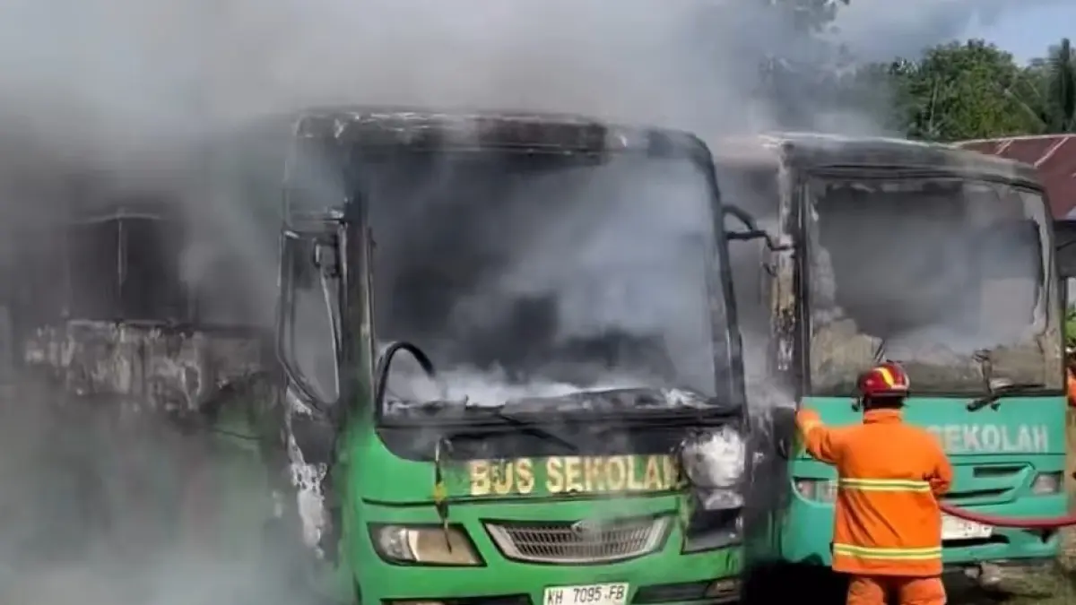 Pemadaman api yang membakar dua bus sekolah di Jalan H Ikap 3, Kecamatan Mentawa Baru Ketapang, Jumat (1/5/2026). (Oes/Radar Sampit)